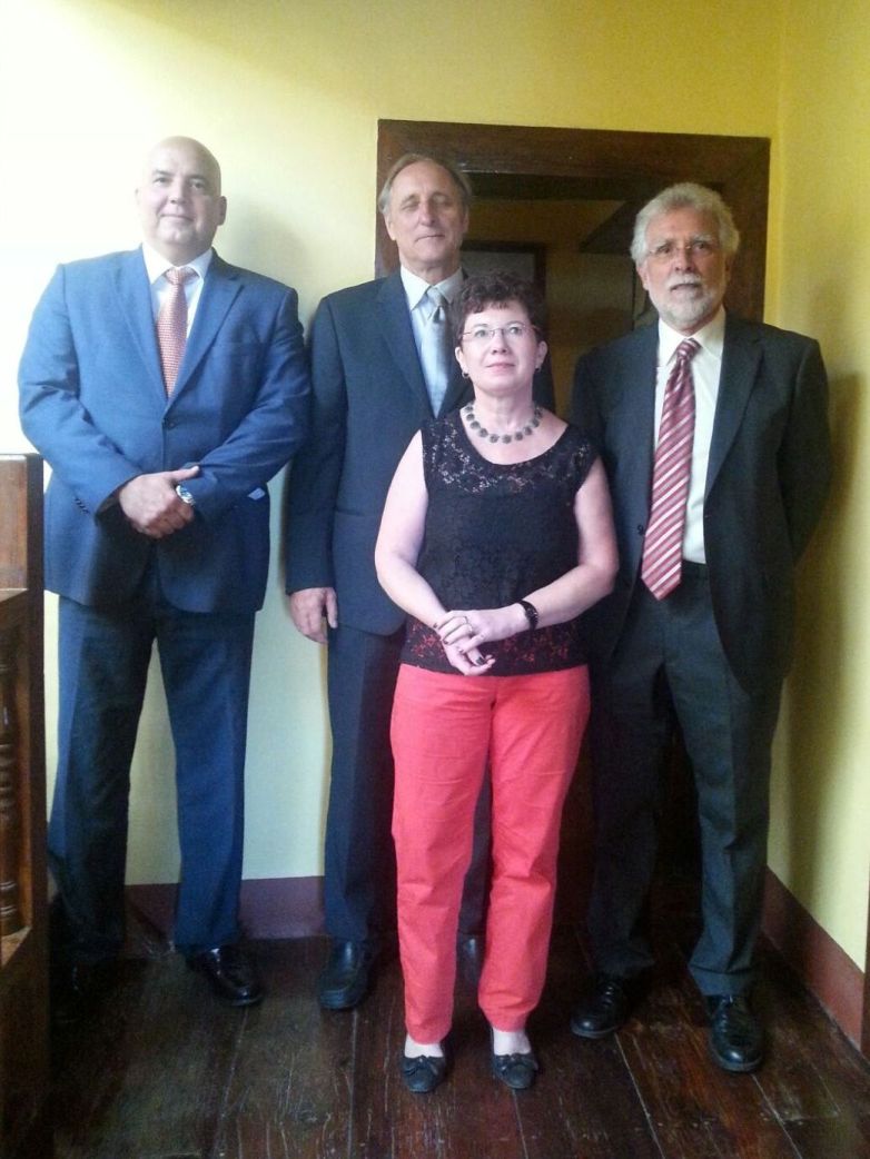 La cónsul Judith Elisa Metz junto a los cónsules Juan Manuel Guillén Díaz (derecha), Ángel Hernández Hernández (izquierda) y Roland Mager (centro)