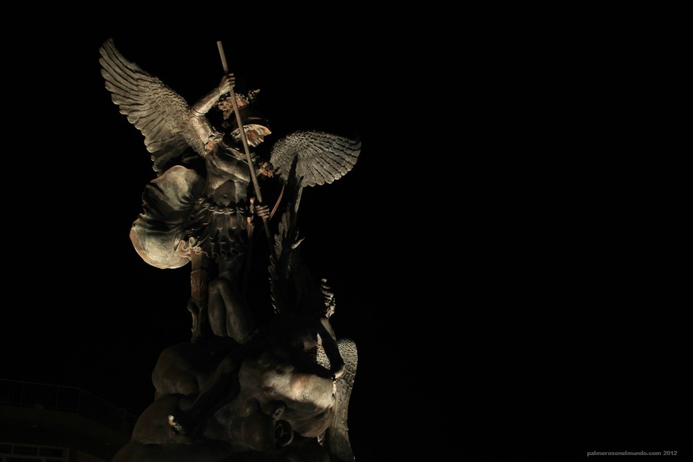 El arcángel San Miguel triunfa sobre las fuerzas del mal