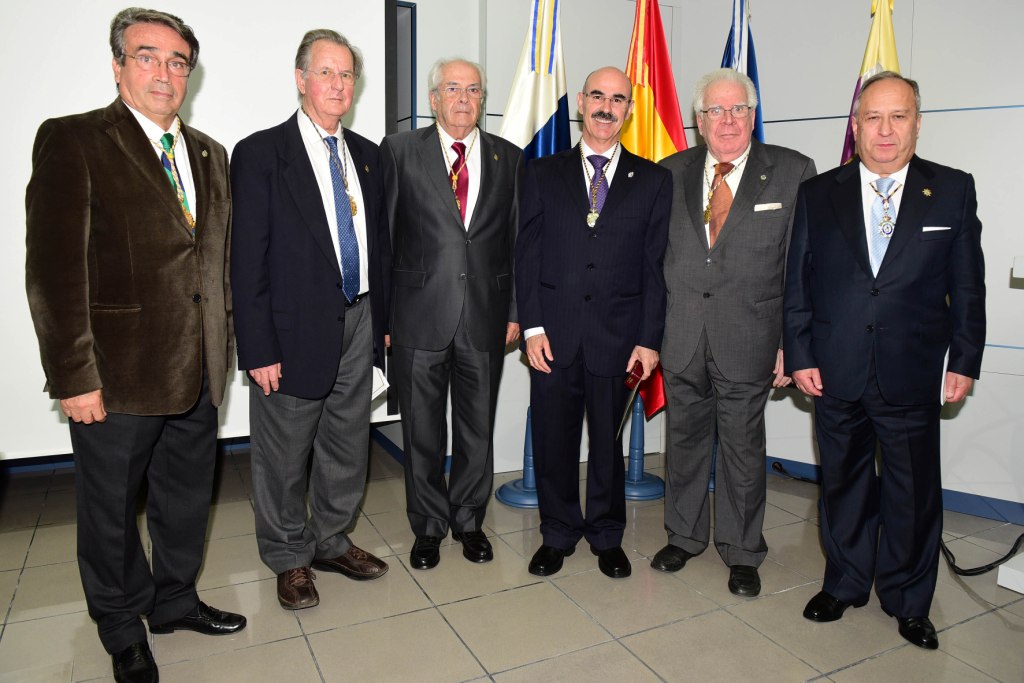 De izq. a dcha: José Julián Batista Martín, secretario de la Real Academia de Medicina de Santa Cruz de Tenerife, Javier Parache Hernández, presidente de honor; José Nicolas Boada Juárez, presidente actual; Francisco Perera, académico electo; Ruperto González Giralda, académico emérito y José Carro Otero, presidente de la Real Academia de Medicina y Cirugía de Galicia