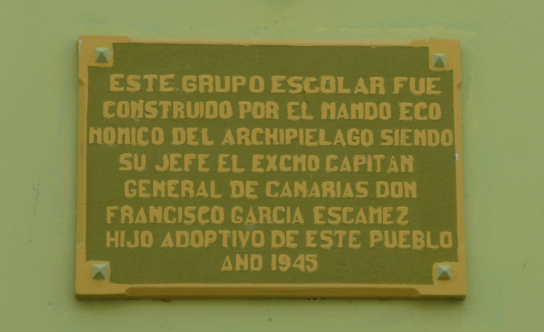 Placa conmemorativa del Grupo Escolar de Las Indias