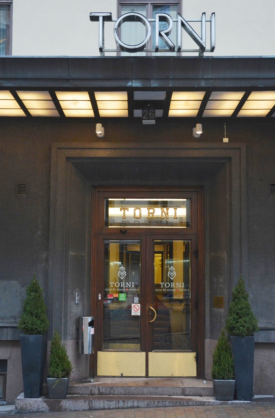 Puerta principal de acceso al hotel Torni