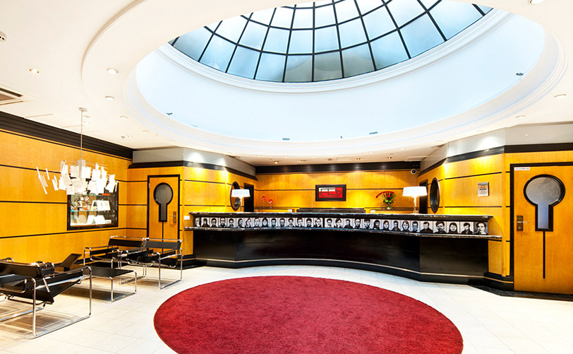 Lobby y recepción del hotel Torni