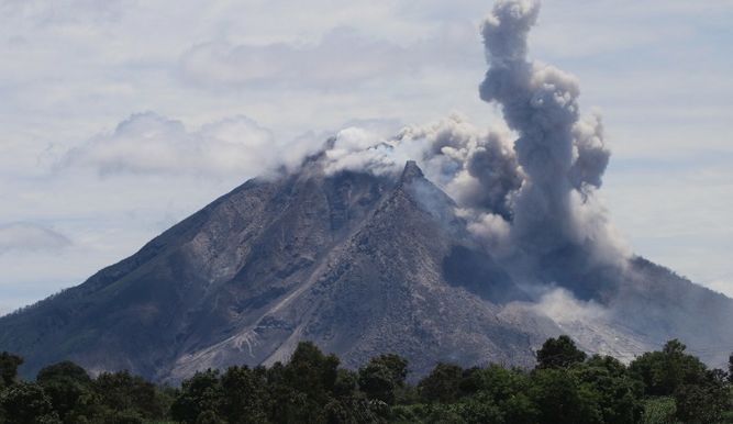 Siete muertos en una violenta explosión del volcán Sinabung