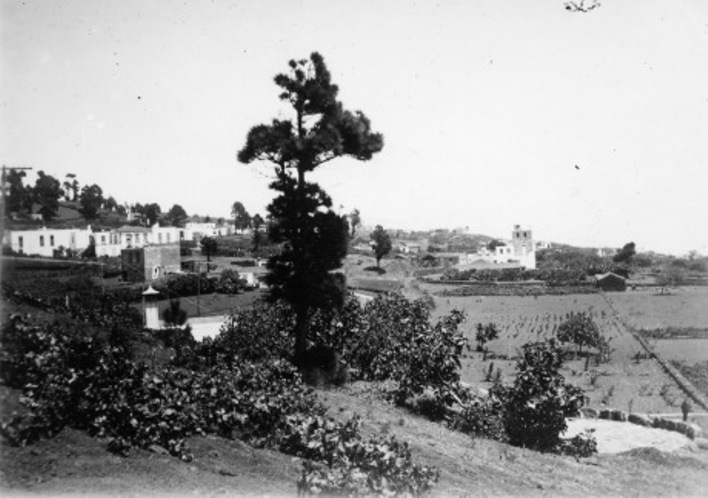 A la derecha de la imagen, la casa y la torre del alambique de Manuel Díaz Duque