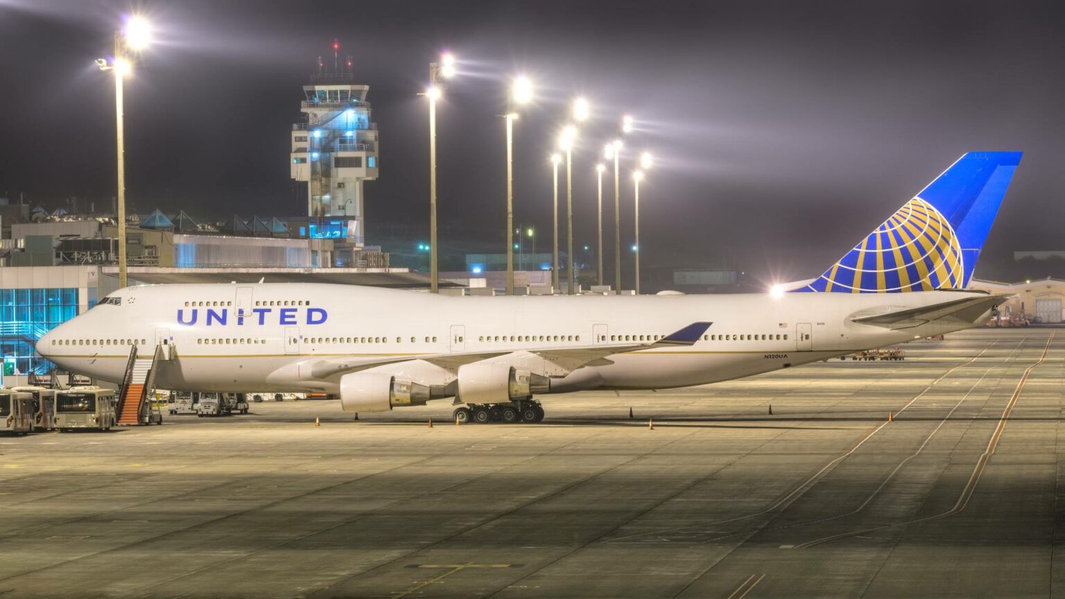 Primera escala de un Jumbo de United en Tenerife Sur