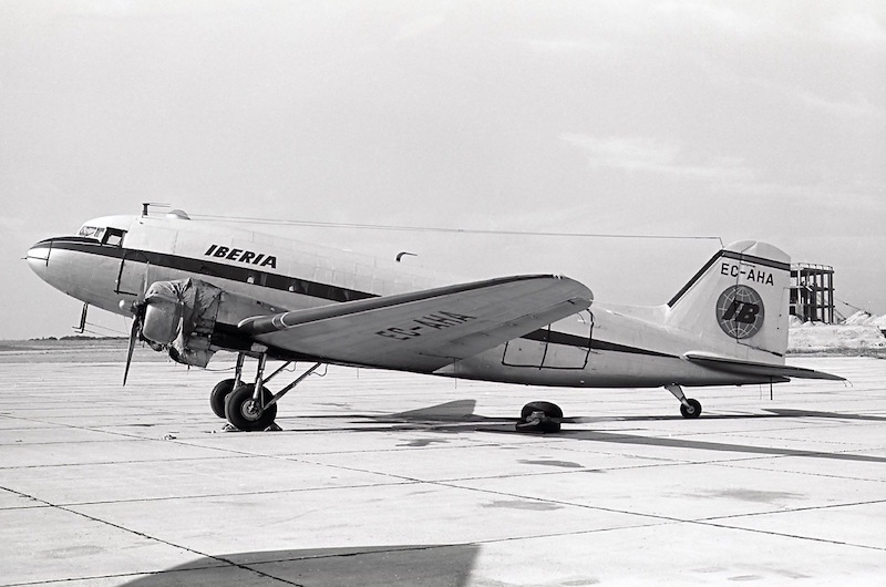 Apuntes para la historia del mítico avión DC-3 en España / 2