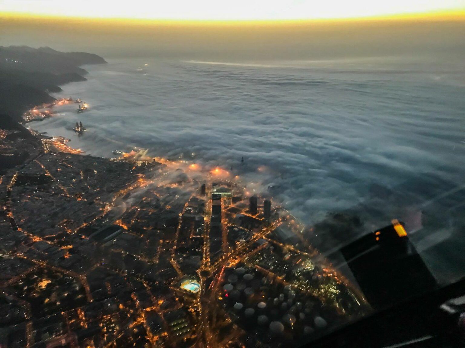 Santa Cruz de Tenerife invadida por la niebla, a vista de avión