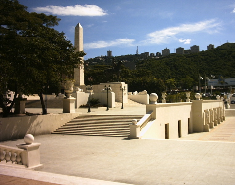 Monumento a los Precursores. Antesala y acceso al obelisco