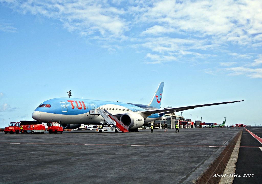 La Palma recibe a su primer avión Boeing B-787
