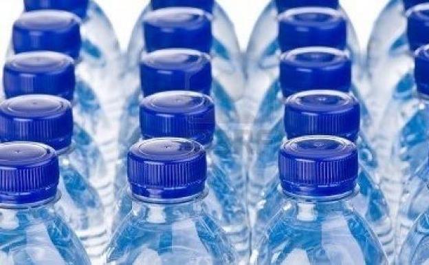 Una botellita de agua en los aeropuertos, un euro