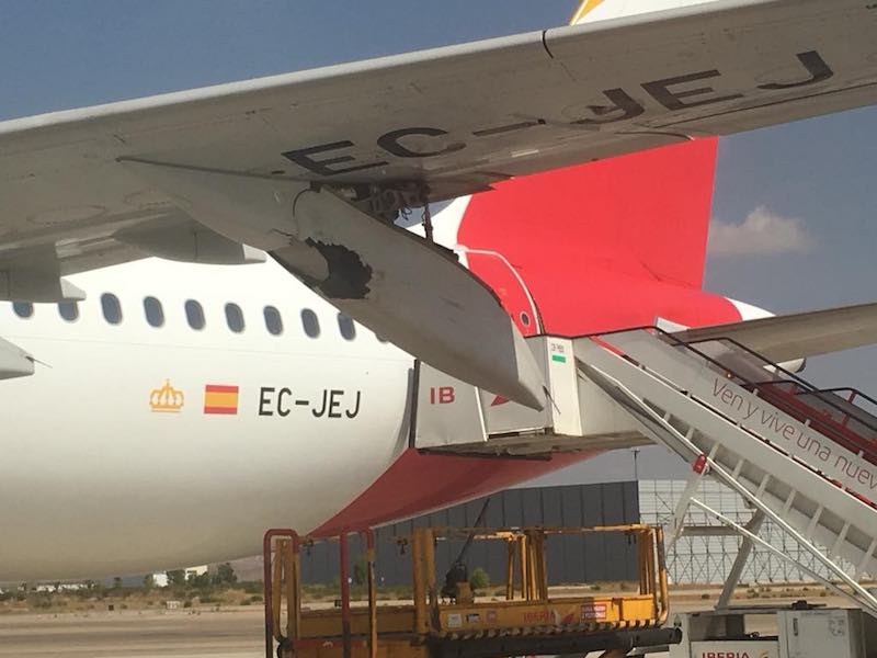 Otro detalle del impacto, con el avión en el aeropuerto de Barajas
