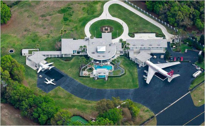 La residencia de John Travolta y, a la derecha, en hangar y el avión Boeing B-707