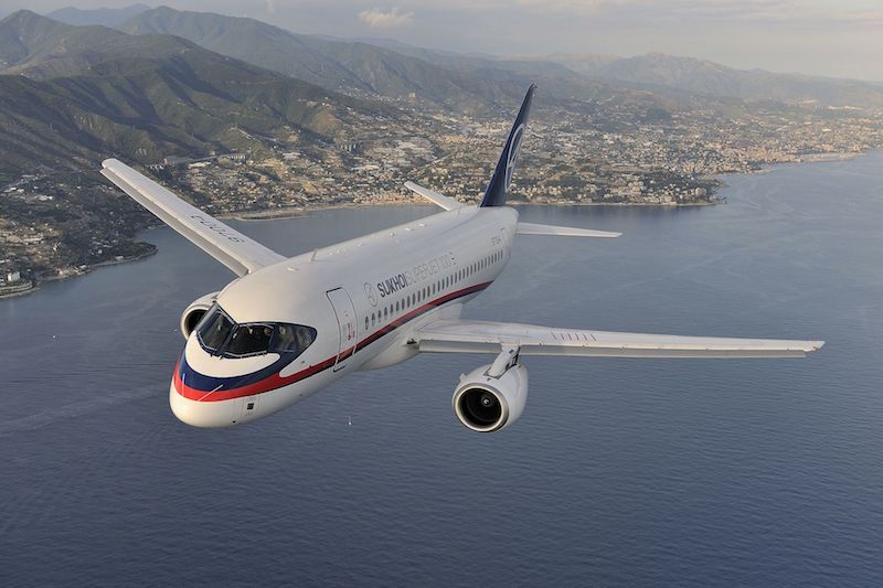 El avión Sukhoi SSJ-100 vuela en un panorama incierto