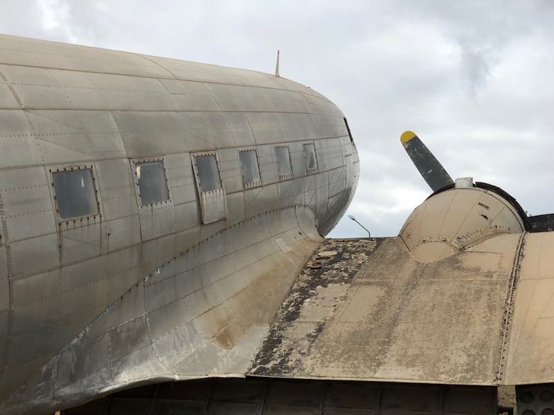 Parte del plano, fuselaje y motor derecho