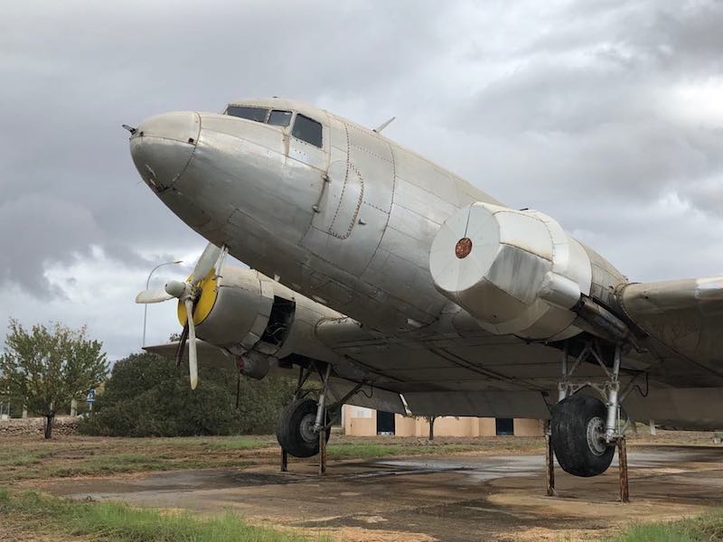 Un veterano DC-3 expuesto en el aeropuerto de Son Bonet