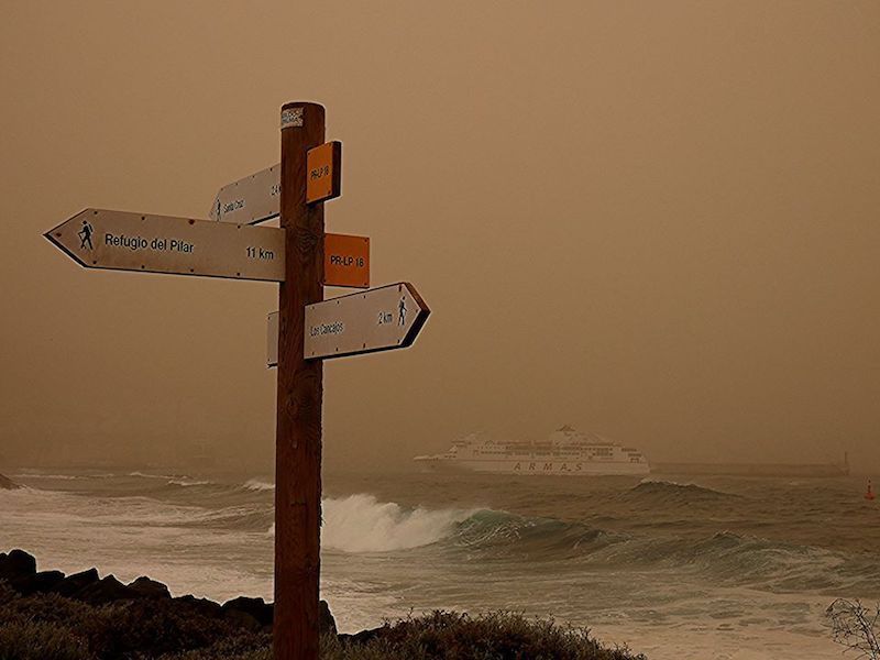 Entre la calma se advierte la silueta del buque "Volcán de Teneguía" a su llegada a La Palma
