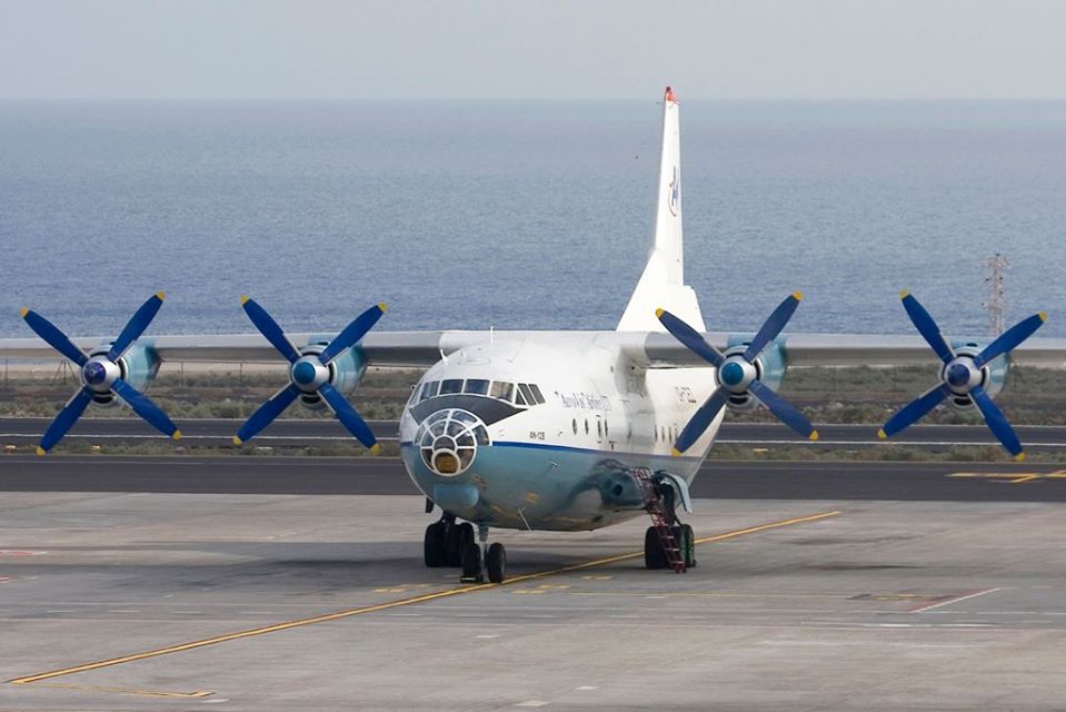 Antonov An-12B de Cavok Airlines, una reliquia en Tenerife