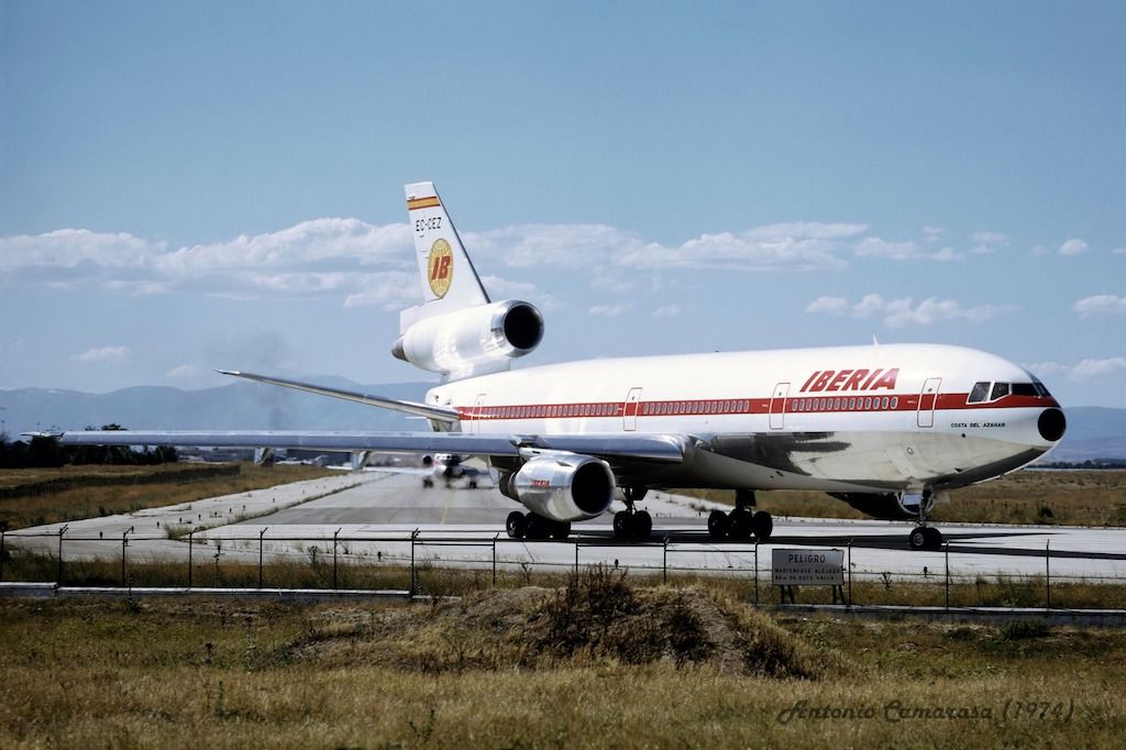 Un avión Douglas DC-10 de Iberia llamado “Costa del Azahar”