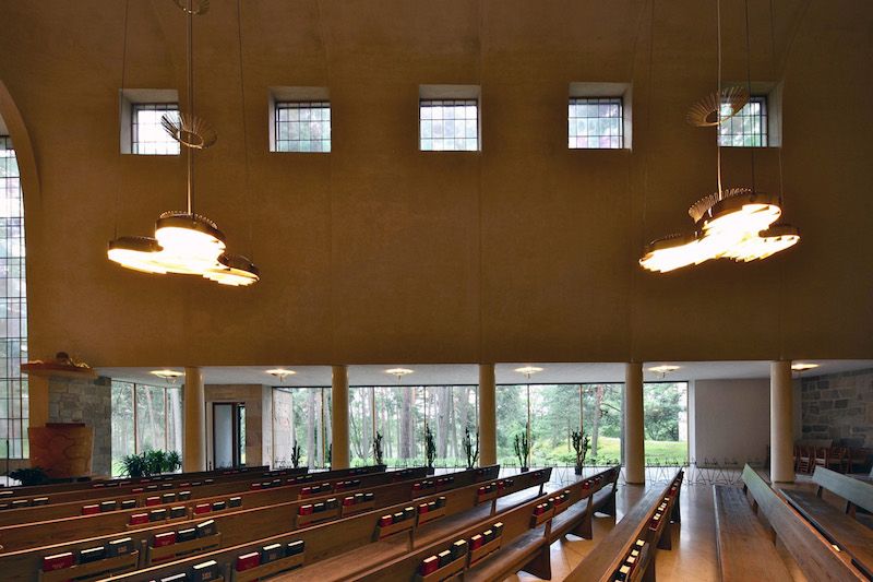 Detalle de la capilla con sus elementos de iluminación natural y artificial