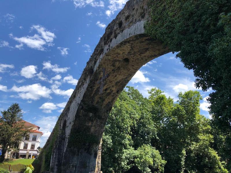 El puente salva el curso del río Sella a su paso por Cangas de Onís y Parres