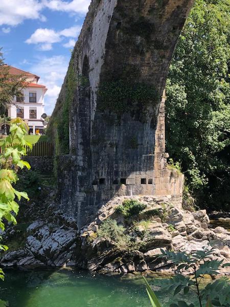 El puente de Cangas de Onís es medieval de los siglos XIII o XIV