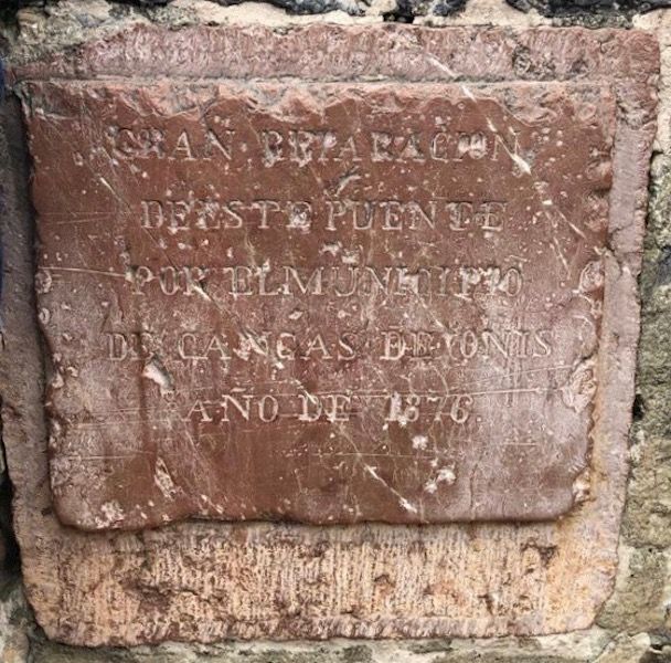 Inscripción conmemorativa de la reconstrucción de 1876