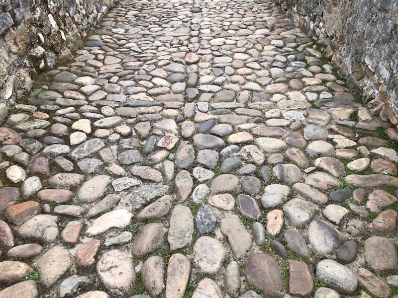 Pavimento de la calzada del puente romano de Cangas de Onís