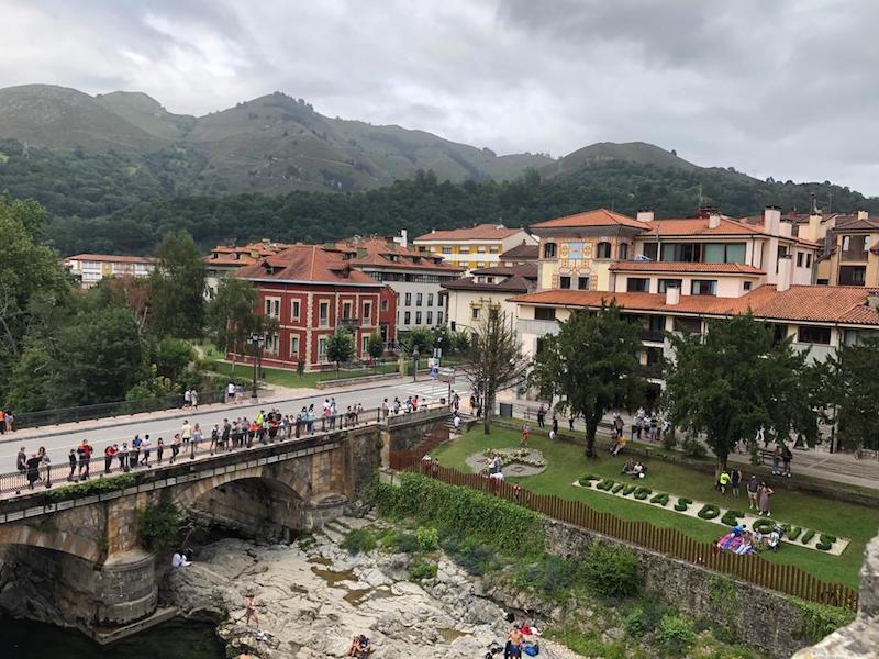 Los jardines bien cuidados dan la bienvenida a Cangas de Onís