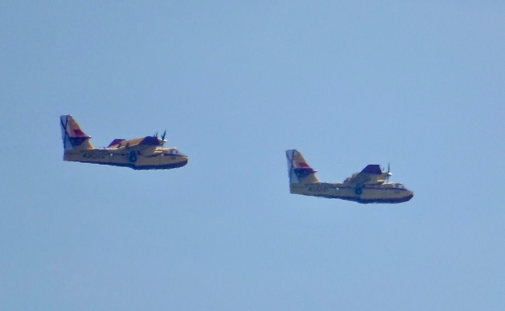 Los bomberos del 43 Grupo combaten el incendio de Sierra Bermeja
