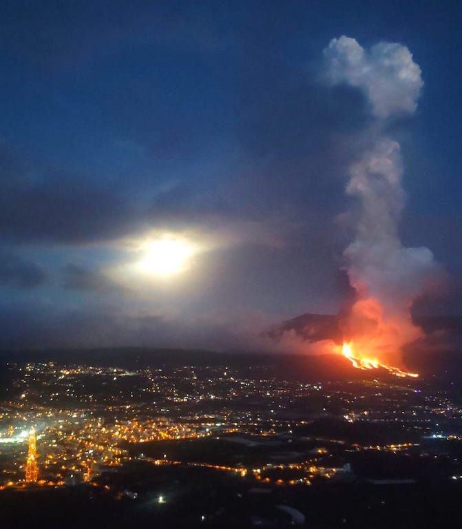 La primera imagen nocturna del nuevo volcán de La Palma