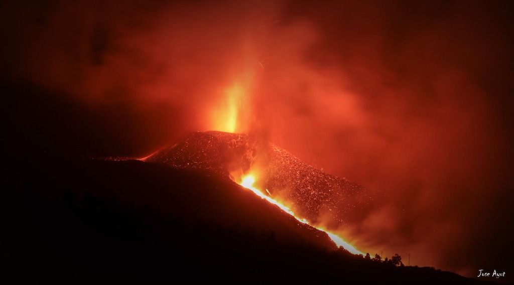 El volcán de La Palma desata desde ayer una furia inusitada