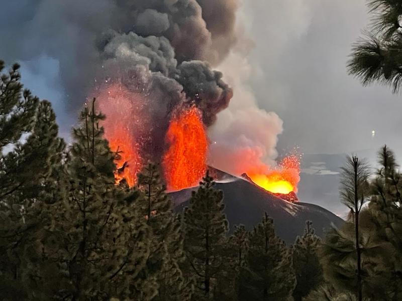 Nuevo derrumbe, un sismo de 4,9 y la lava parada en La Laguna