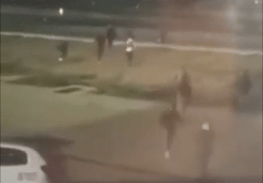 Pasajeros de un avión marroquí corren por la pista de Palma