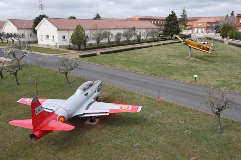 Un avión Lockheed T.33 en los jardines de la AGA