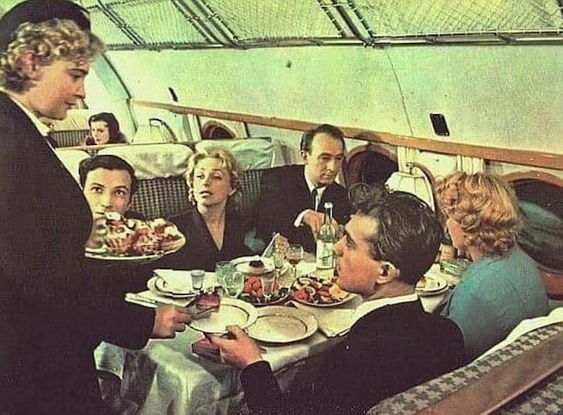 Servicio a bordo del avión Tupolev Tu-114 “Rossiya” (1962)