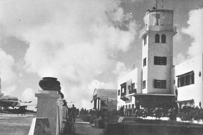 De paseo dominical en el aeropuerto de Los Rodeos (1959)
