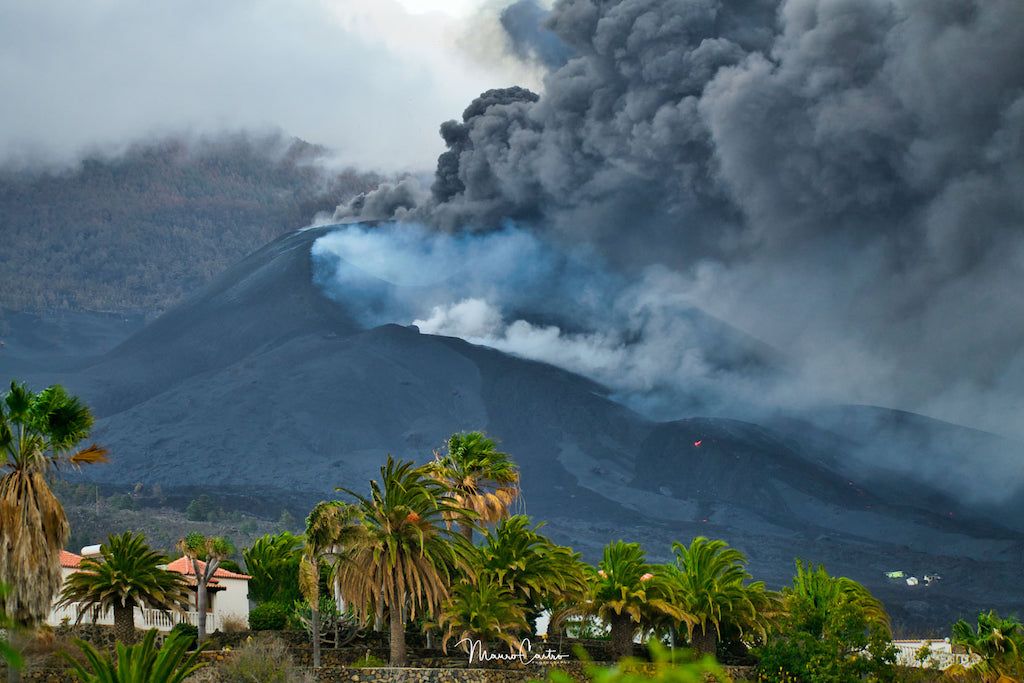 El volcán cumple 49 días vomitando lava y cenizas
