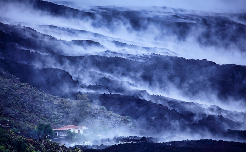 Mar de vapor de agua sobre las coladas del volcán Tajogaite