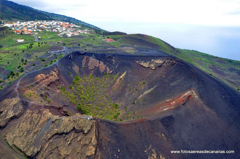 Una panorámica aérea del cráter del volcán de San Antonio