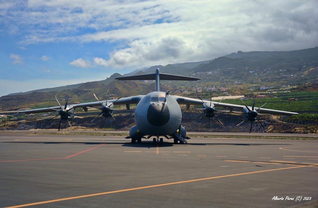 El avión A400M, protagonista en el aeropuerto de La Palma