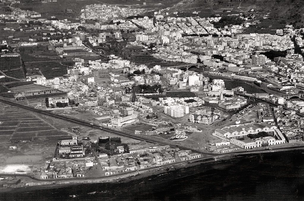 Una panorámica aérea del barrio de El Cabo de Santa Cruz de Tenerife (c. 1960)