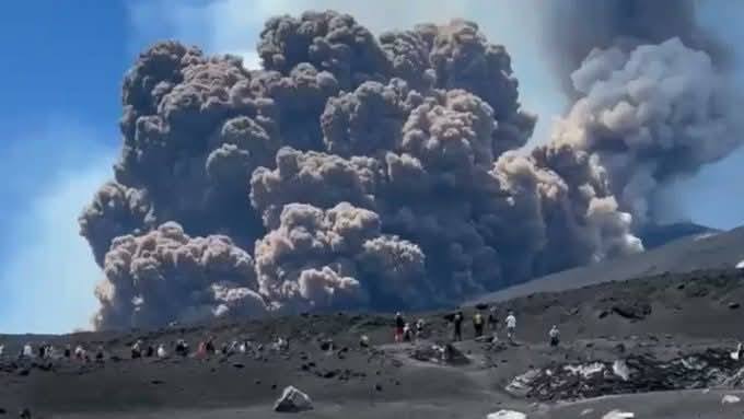 El volcán Etna entra en erupción y una impresionante nube ardiente aterroriza a un grupo de turistas
