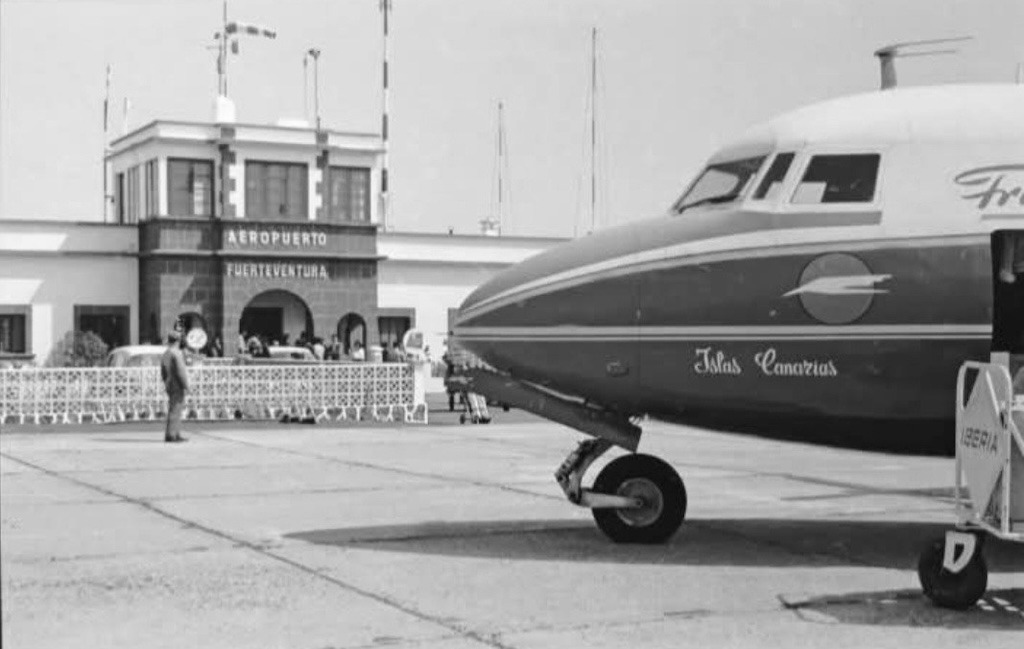 El avión Fokker F-27 “Islas Canarias” de Spantax en el aeropuerto de Los Estancos (1966)