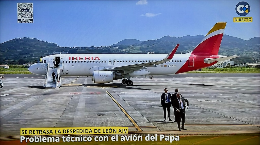 Un problema técnico en un avión de Iberia impide al papa León XIV salir de Tenerife