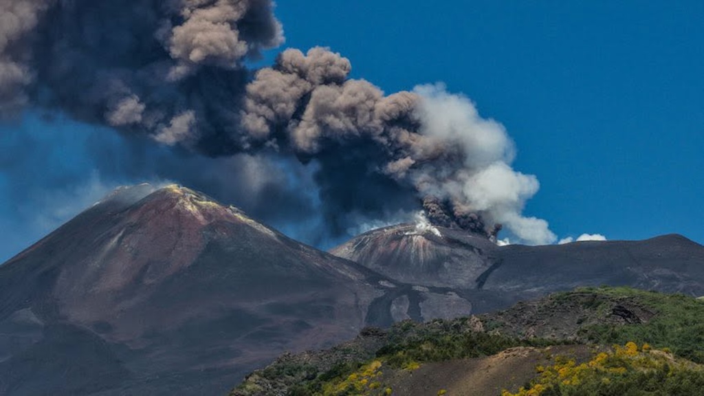 Una nueva erupción del volcán Etna cierra el espacio aéreo en el aeropuerto de Catania