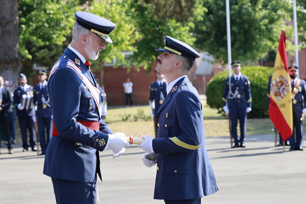 Felipe VI preside la entrega de los reales despachos de sargento en la ABA