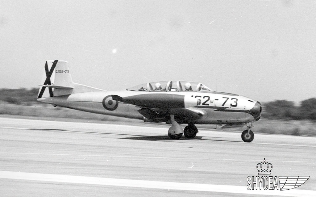 El avión Hispano Aviación HA-200 “Saeta” se exhibe en la base de Talavera la Real (1962)