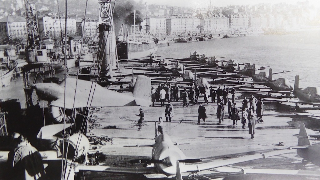 El portaaviones USS “Trípoli” trajo a España los 15 primeros aviones T.6D (1954)