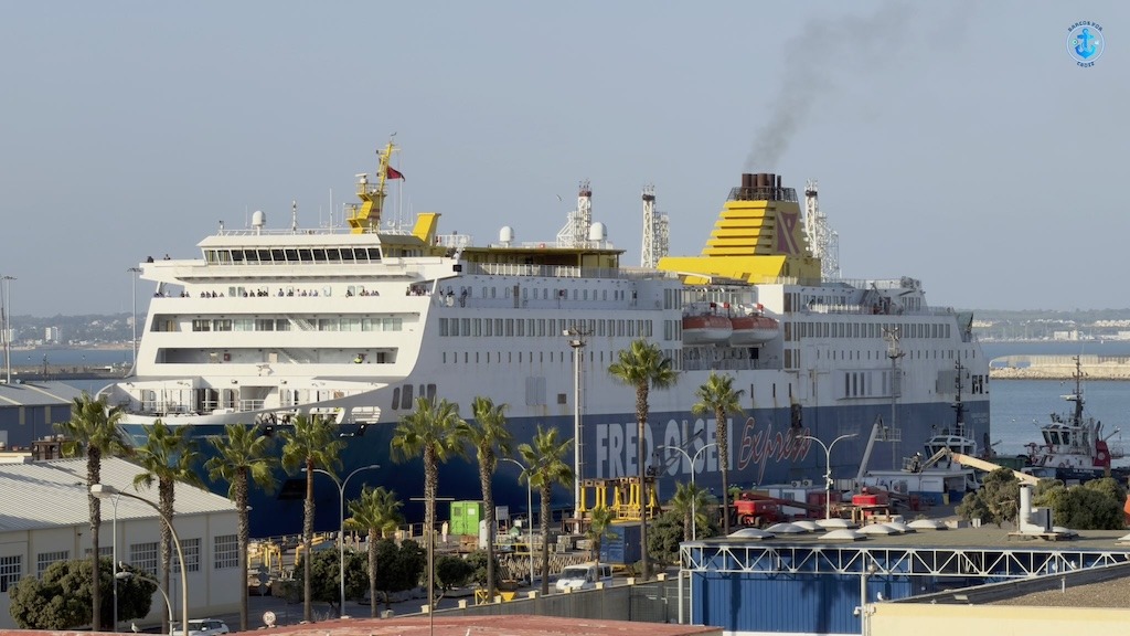 Los males del ferry “Buenavista Express” alarga dos meses su estancia en Cádiz