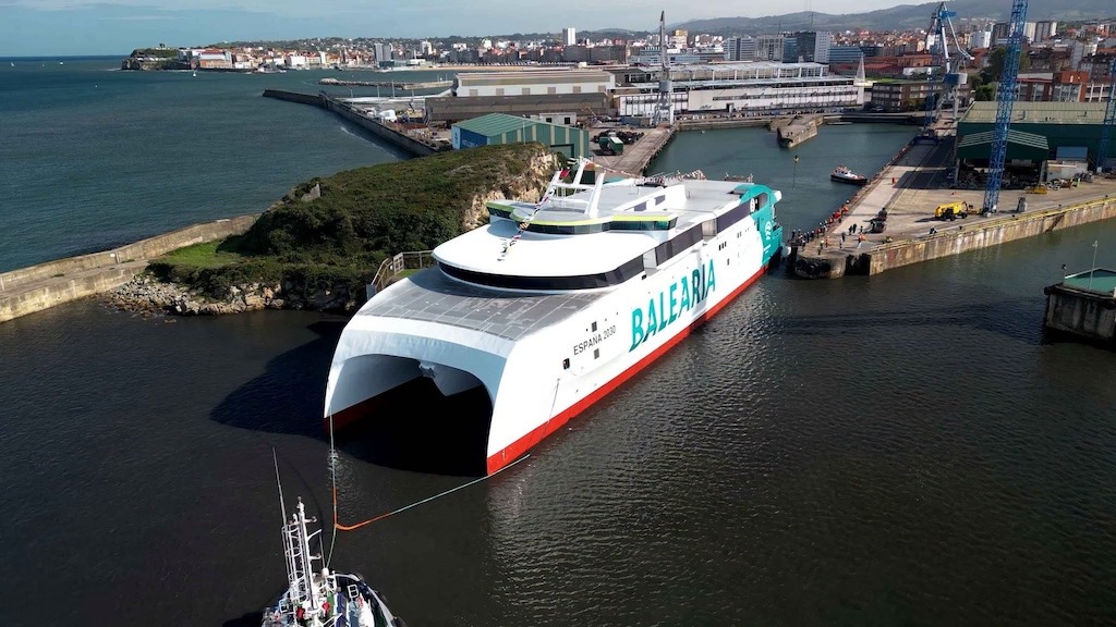 Puesta a flote en Astilleros Armón Gijón del primer fast ferry 100% eléctrico de Baleària